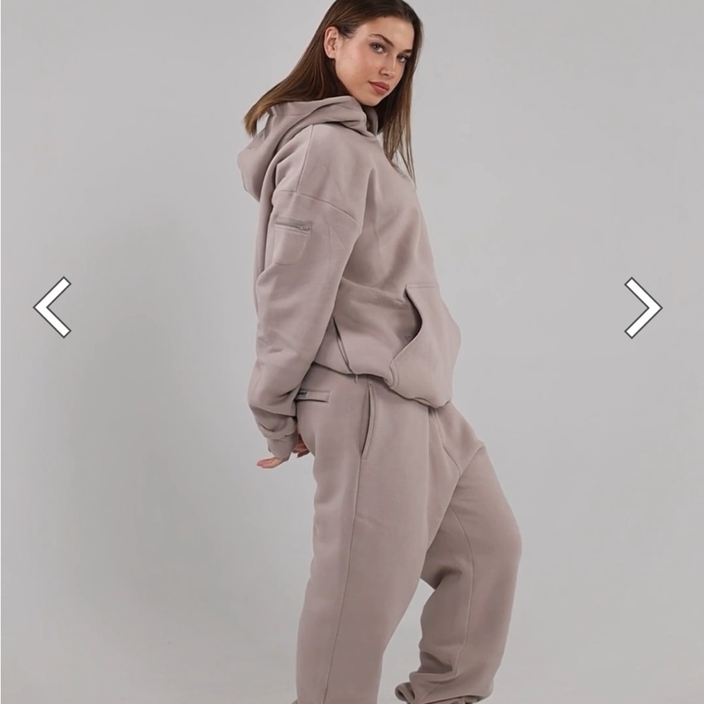 Comfrt Travel Essentials Viral Weighted Hoodie - Picture 2 of 7